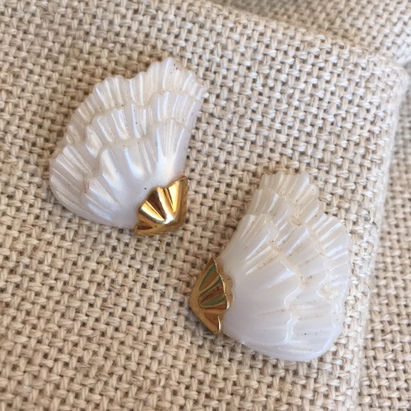 Vintage Pearly Acrylic Wing Ruffle Earrings - Picture 6 of 8